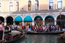 Les touristes faisant la queue