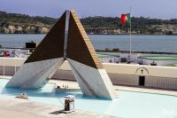 Dans la guérite un plantonMonument des combattants d'outre mer.